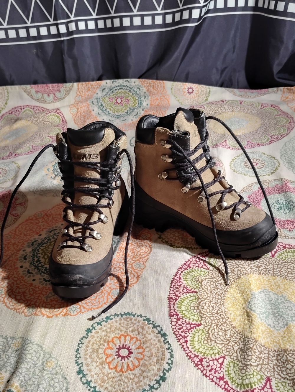 Like New EMS Handcrafted GORE-TEX Waterproof Backpacking Boots – Women's Size 6